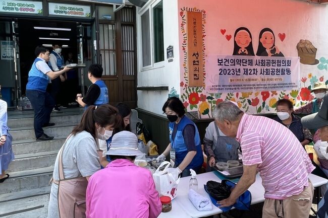 &nbsp;&lsquo;보건의약단체 사회공헌협의회&rsquo;는 2023년 제2차 사회공헌활동으로, 13일 인천 동구에 위치한 성언의집 노인복지센터에서 도시락 및 간식 나눔활동을 실시하고, 500만원 상당의 후원품을 전달했다