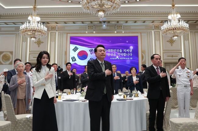 윤석열 대통령 부부는 14일 청와대 영빈관에서 국가유공자 및 보훈가족 190명을 초청해 오찬을 함께했다. 사진=대통령실 제공