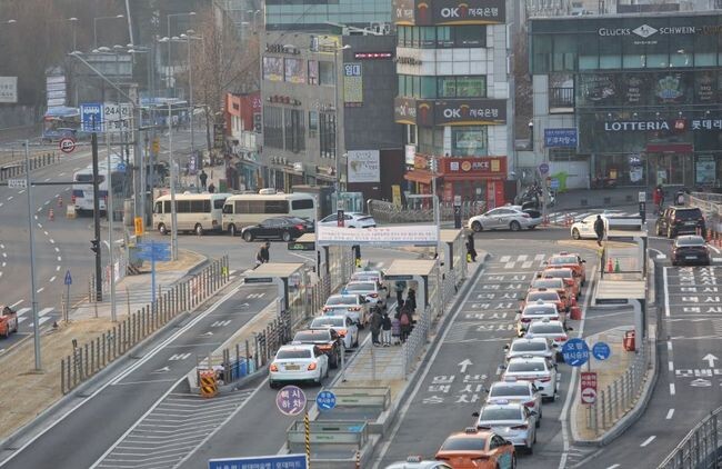행정안전부와 국민권익위원회는 그동안 국민신문고를 통해 지속 제기된 국민의 요구사항을 토대로 지방자치단체(이하 지자체) 현장 실태조사와 의견수렴, 전문가 논의 등을 거쳐 &lsquo;불법주정차 주민신고제&rsquo;를 개선했다고 밝혔다.&nbsp;