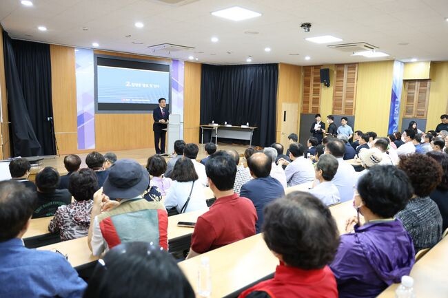 구로차량기지 이전 추진 관련 주민설명회가 주민 약 250여명이 참석한 가운데 13일 구일고등학교에서 열렸다.