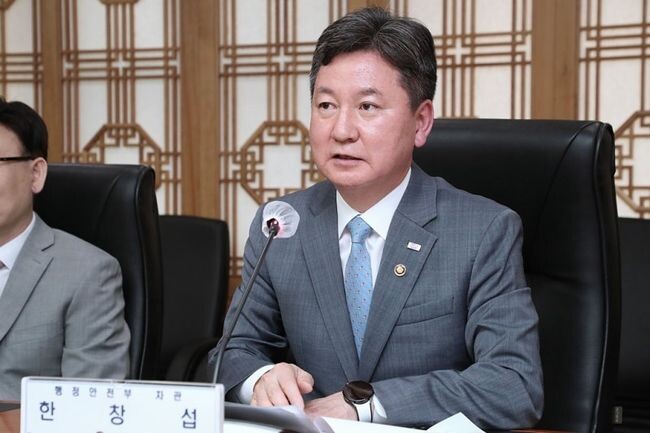 한창섭 행정안전부 차관이 15일 오전 서울시 종로구 세종대로 정부서울청사 12층 중회의실에서 열린 '제4회 섬의 날 홍보대사 위촉식'에 참석해 축하 인사를 전하고 있다.&nbsp;