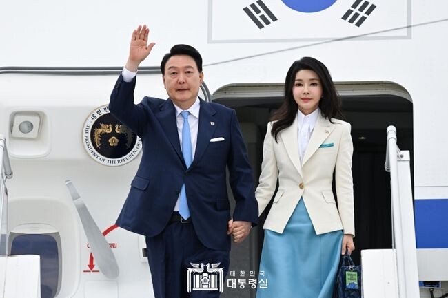 윤석열 대통령 부부가 6월19일 파리 오를리 공항에 도착하여 인사를 하고 있다.&nbsp;