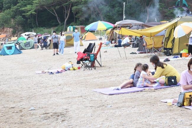 최근 해수욕장 내에 야영장으로 지정되지 않은 곳에서 야영&middot;취사를 하고, 관련 물품 등을 오랜 기간 방치하거나 쓰레기를 무단 투기하여 해수욕장 이용객과 인근 주민들로부터 많은 민원이 제기되고 있다.