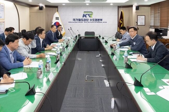 어명소 국토교통부 제2차관은 지난 19일 오후 3시 국가철도공단에서 교육부, 경찰청, 한국교통안전공단, 한국도로교통공단, 전국버스연합회, 전국전세버스연합회, 고속버스조합 등이 참여한 가운데 &lsquo;버스 안전 긴급 대책회의&rsquo;를 주재하여 기관별 안전대책을 논의했다