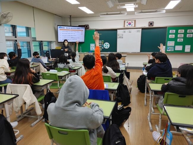 학생들이 해피마인드클래스 수업을 듣고 있다.