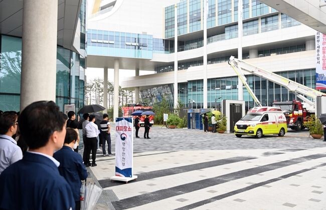 김성호 행정안전부 재난안전관리본부장이 21일 오후 정부세종청사 중앙동에서 진행된 2023년 합동 소방훈련에 참관해 행안부&middot;기재부&middot;소방서&middot;세종시 등이 참여하는 2023년 중앙동 합동 소방훈련을 참관하고 있다.&nbsp;