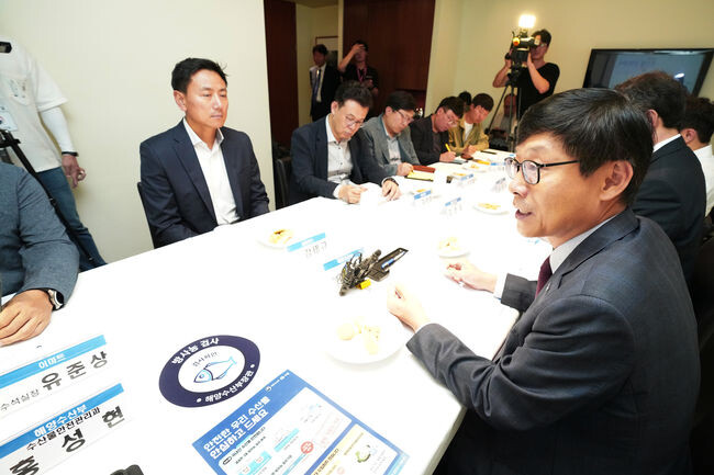해양수산부는 최근 천일염 가격과 수급을 안정화하도록 천일염 업계의 적극적인 협조를 요청함과 동시에, 국내산 천일염을 안전하게 공급하기 위한 방안을 논의하기 위해 21일 간담회를 개최했다.