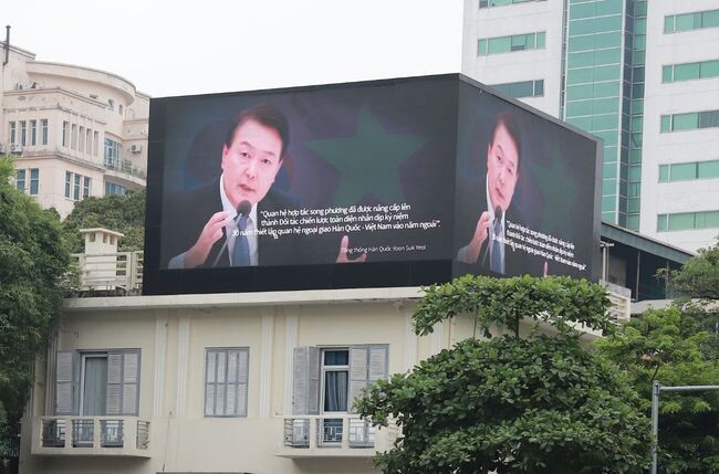 윤석열 대통령의 베트남 국빈 방문을 맞아 홍보수석실 해외홍보비서관실이 기획한 &lsquo;교류&middot;협력을 통해 같이 발전하는 동반자&rsquo;란 주제의 광고 영상이 순방 도시인 하노이에서 6월19일부터 상영되고 있다.