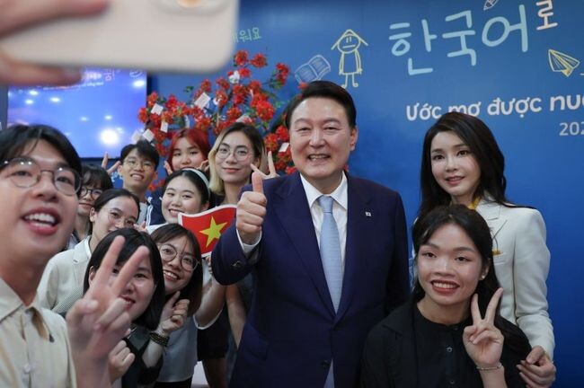 윤석열 대통령 부부는 22일 하노이 국가대학교에서 &lsquo;베트남 한국어 학습자와의 대화&rsquo;에 참석했다.
