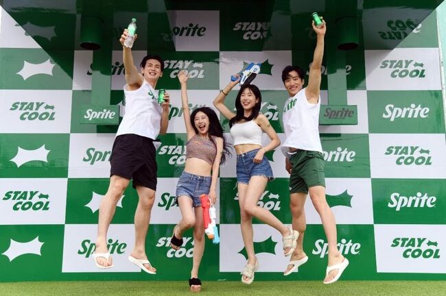 23일 오전, 서울 잠실종합운동장에서 진행되는 ‘스프라이트와 함께 하는 워터밤’ 행사장 내 ‘스프라이트 자이언트 디스펜서’ 존 앞에 선 모델들이 시원한 스프라이트 제품을 들고 생동감 있는 워터밤 현장을 전달하고 있다. (사진=코카콜라사 제공)