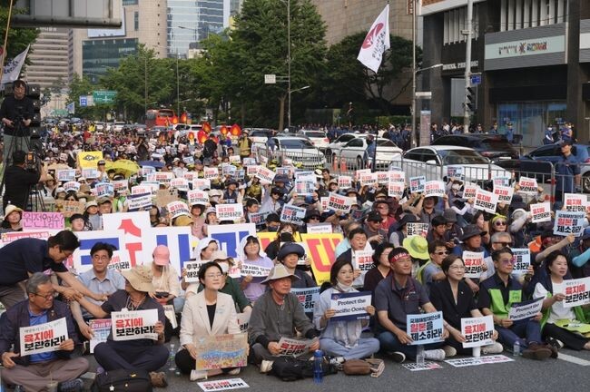 지난 24일 오후 5시 서울 시청 동편 광장에서는 일본 방사성 오염수 해양 투기를 반대하고, 일본 국토 내 육상 장기 보관을 촉구하는 제3차 전국행동이 열렸다.&nbsp;