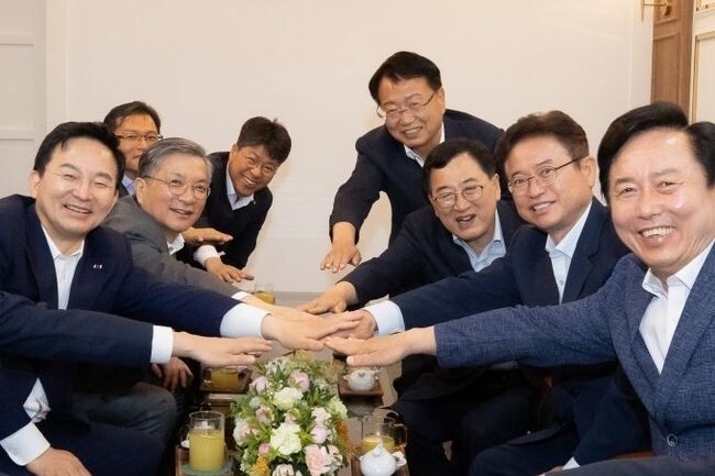 원희룡 국토부 장관은 26일 오전 10시 대구광역시청에서 대구광역시, 한국토지주택공사(LH), 대구도시개발공사와 &lsquo;대구 스마트기술 국가산단 추진을 위한 상생협약&rsquo;을 체결하고 산단조성을 위해 원팀(One-team)으로 협력해 나갈 것을 약속했다.