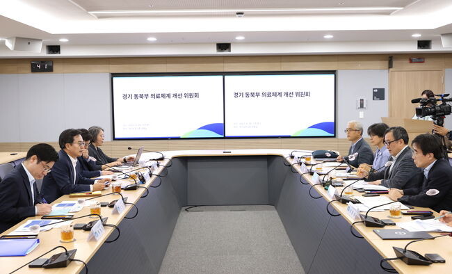 26일 오후 경기도청 상황실에서 열린 경기도 동북부의료체계 개선 위원회 회의에서 김동연 경기도지사가 회의를 주재하고 있다.&nbsp;