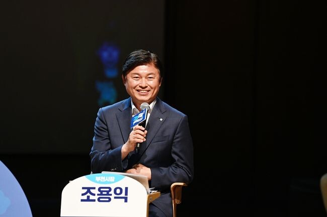 조용익 부천시장이 민선 8기 출범 1주년 시민과의 대화 &lsquo;경청지혜&rsquo;에서 인사말을 하고 있다.