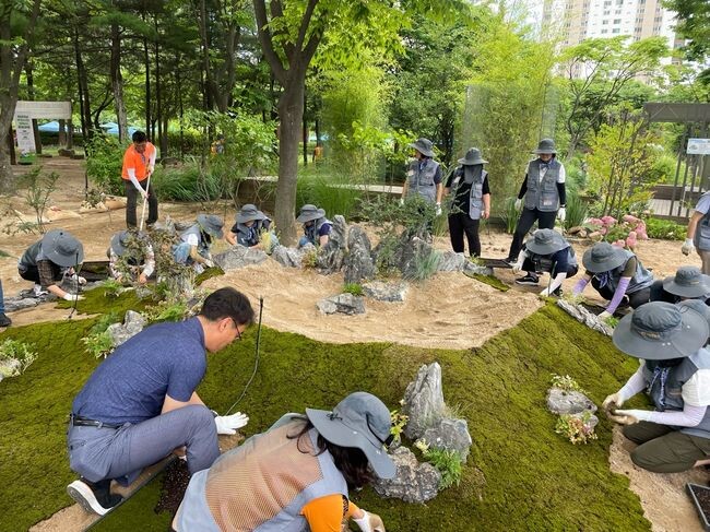 부천 시민정원사 6기 교육생들이 부천중앙공원에서 탄소흡수원 조성을 마친 뒤 기념사진을 촬영하고 있다.