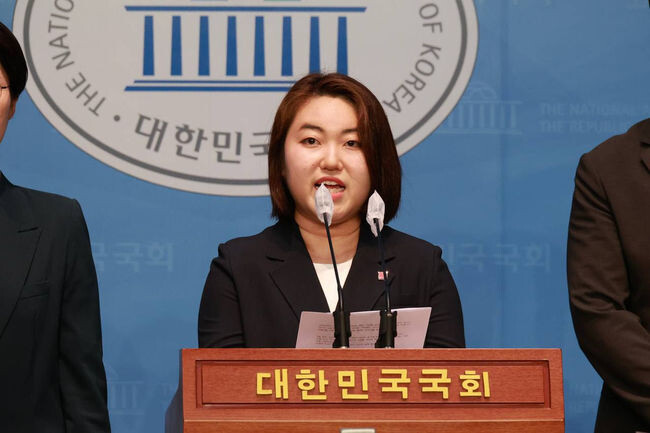 진보당 권혜인 예비후보가 27일 &nbsp;오전 9시 40분 국회 소통관에서 기자회견을 열고 있다.&nbsp;