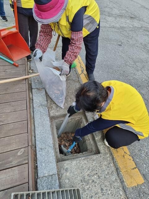 장마 대비 빗물받이 청소