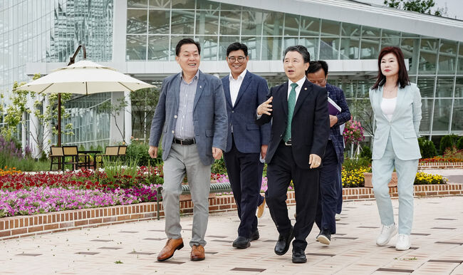 이재준 수원시장(왼쪽)과 남성현 산림청장이 일월수목원을 둘러보며 이야기를 나누고 있다.&nbsp;