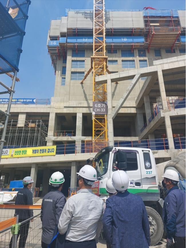 &nbsp;건축공사장 추락사고 예방을 위한 현장 안전점검 사진&nbsp;