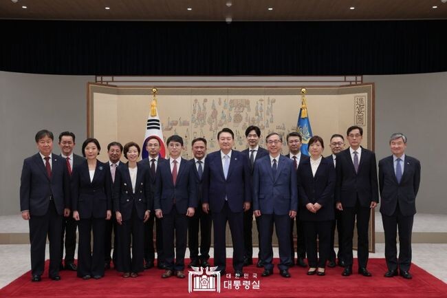 윤석열 대통령은 3일 신임 차관급 인사 13명에게 임명장을 수여했다.&nbsp;