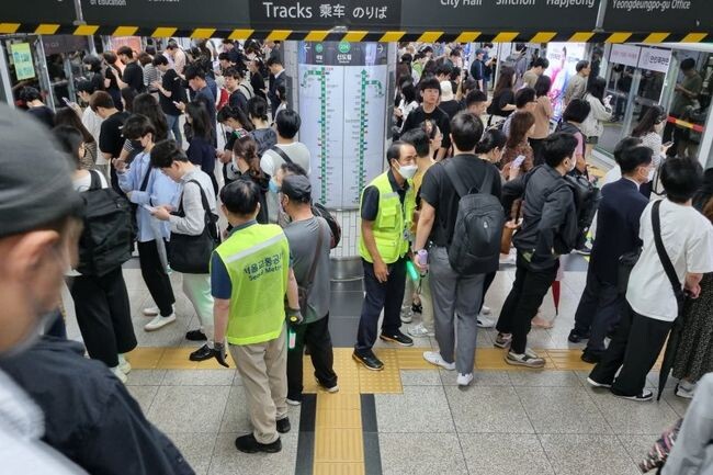 서울교통공사가 오는 5일부터 출근 및 저녁 시간대 서울 지하철의 안전업무를 돕는 &lsquo;지하철 안전도우미&rsquo; 678명을 모집한다.&nbsp;