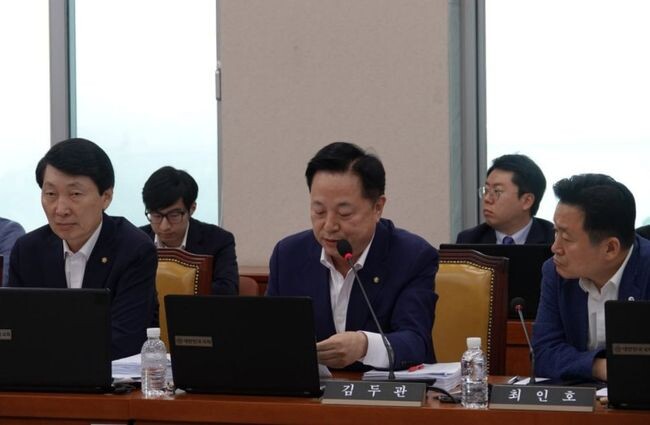 김두관 의원이 지난 29일 국토교통위원회 전체회의에서 서울-양평고속도로 종점 변경안에 대하여 윤석열 대통령 처가의 특혜 의혹을 제기했다.