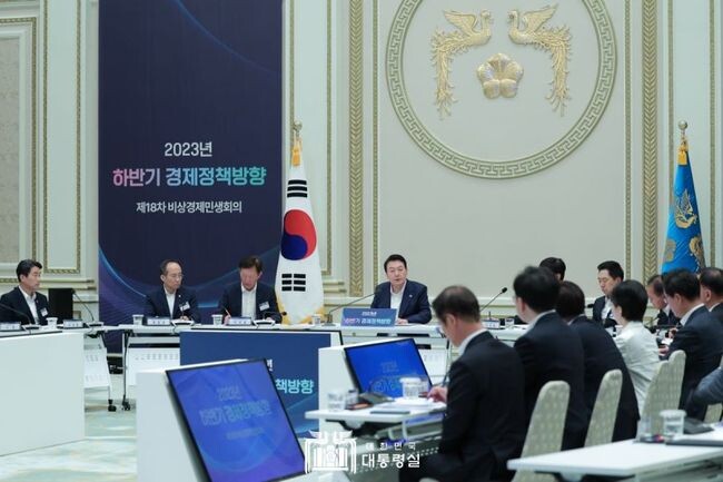 윤석열 대통령은 4일 오전 청와대 영빈관에서 '2023년 하반기 경제정책방향'에 관한 제18차 비상경제민생회의를 주재했다.