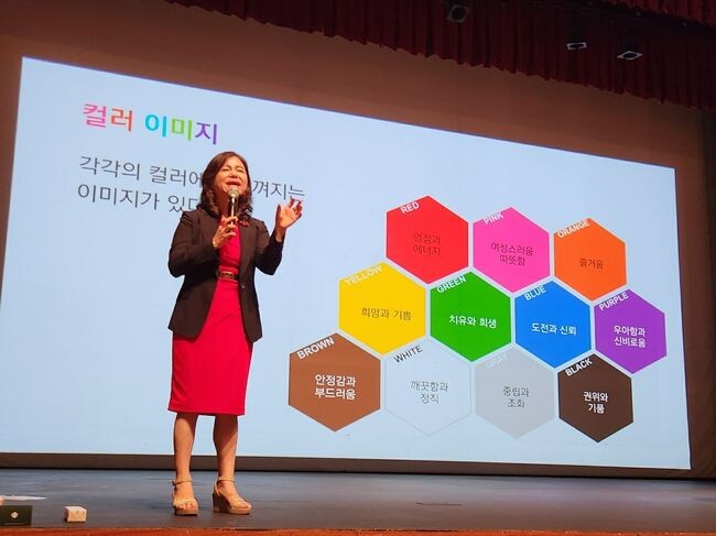 수원시 국공립어린이집 보육교직원을 대상으로 &lsquo;특강&amp;토크 힐링콘서트&rsquo;를 열고 있다.