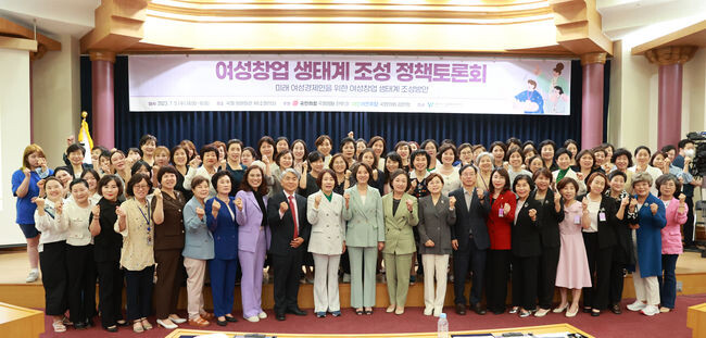이영 중소벤처기업부 장관(앞줄 가운데)이 5일 서울 국회 의원회관에서 개최된 '여성창업 생태계 조성 정책토론회'에서 참석자들과 기념 촬영을 하고 있다.&nbsp;