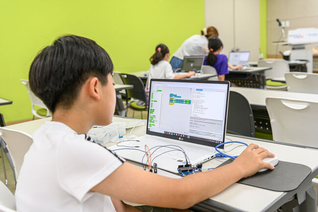 사진1) 양천구, 찾아가는 코딩교실 '아두이노 코딩' 수업 전경