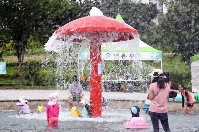 안양천 물놀이장에서 주민들이 물놀이를 하고 있다.