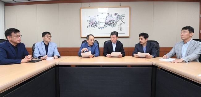9일 오전 서울 중구 은행회관에서 최근 새마을금과 관련 예적금 유출입 및 새마을금고 건전성&middot;유동성 등을 점검하기 위한 확대 거시경제 금융현안 점검 관계기관 간담회가 개최 되었다. (사진 왼쪽부터 최상목 대통령실 경제수석, 이창룡 한국은행 총재, 추경호 부총리, 한창섭 행정안전부 차관, 김주현 금융위원장, 이복현 금융감독원장.)&nbsp;