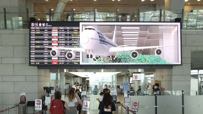 김포공항 국내선 3층 일반대합실 내 &lsquo;Fly Away&rsquo; 미디어아트 표출장면&nbsp;