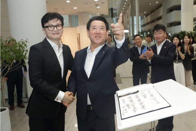 한동훈 법무부장관은 11일 전남도청을 방문, 김영록 도지사 및 전라남도 관계자들과 면담했다. 