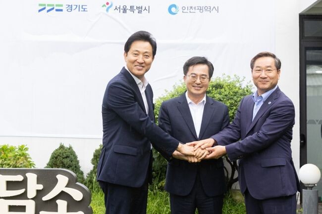 김동연 경기도지사, 오세훈 서울시장, 유정복 인천시장은 11일 오후 수원 도담소에서 만나 &lsquo;수도권 공동생활권 협력을 위한 업무협약서&rsquo;에 서명했다.