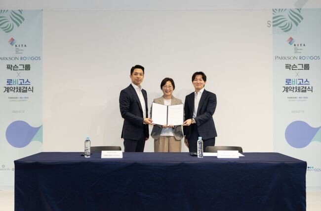 한국무역협회는 12일 삼성동 스타트업브랜치에서 국내 물류 스타트업 로비고스와 말레이시아 팍슨 백화점 간 재고관리 시스템 납품 계약 체결식을 진행했다. (사진 왼쪽부터 팍슨그룹 최정 신사업개발부장, 한국무역협회 이명자 디지털혁신본부장, 로비고스 김태용 대표)&nbsp;