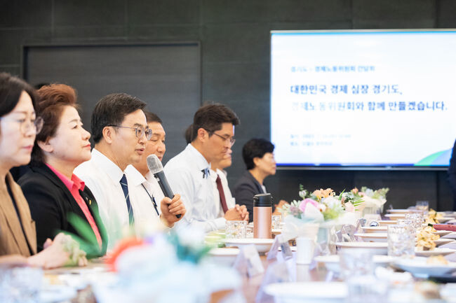 김동연 지사는 12일 수원시 팔달구 도담소에서 경기도의회 경제노동위원회 소속 의원 12명과 간담회를 가졌다.&nbsp;