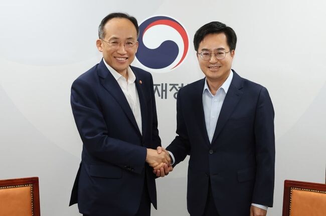 13일 오후 정부서울청사에서 김동연 경기도지사가 추경호 경제부총리와 인사를 나누고 기념촬영을 하고 있다.&nbsp;