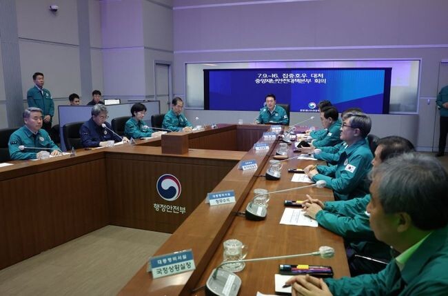 윤석열 대통령은 17일 귀국 직후 집중호우 대처 중앙재난안전대책본부에서 회의를 주재하며 호우로 인한 피해 현황과 대처 상황을 점검했다.