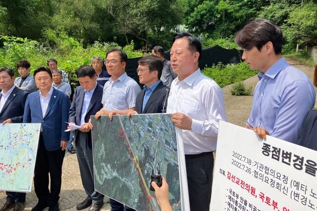 김두관 의원은 &ldquo;(김건희 여사의 모친) 최은순씨가 투기 목적으로 양평 땅을 대거 매입하고, 실제로 농사를 짓지 않았다는 의혹이 커지고 있다&rdquo;며 &ldquo;철저한 수사가 이루어져야 한다&rdquo;고 말했다.&nbsp;