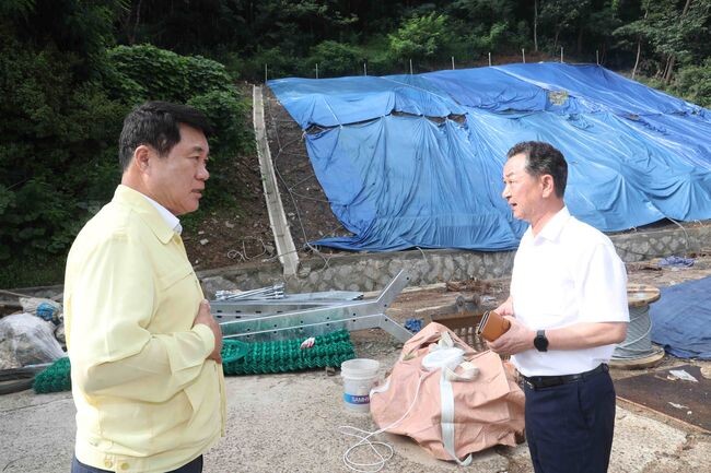 박준희 관악구청장이 관계자와 함께 산사태 취약지역을 점검하고 있다