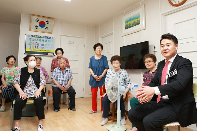 오언석 도봉구청장이 지역 내 경로당을 방문해 시설 냉방상황을 확인하고 어르신들의 안부를 묻고 있다(2023. 6. 20. 송학경로당)