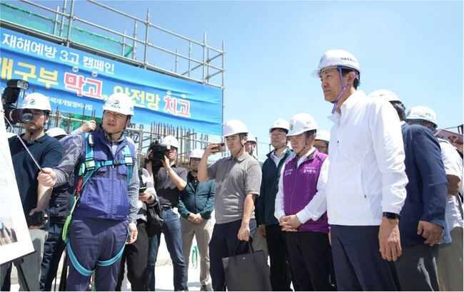현장소장으로부터 이문 3구역 주택재개발 공사현장 현황을 설명 받는 오세훈 시장