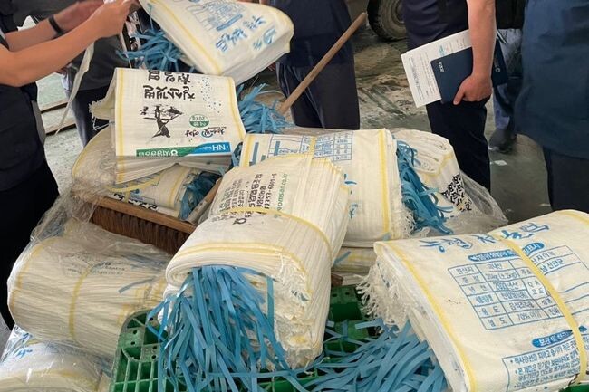 해양수산부는 천일염 가격 안정을 위해 지난 6월29일 1차 공급에 이어 오는 21일부터 8월8일까지 19일 동안 정부 비축 천일염 400톤을 추가로 시장에 공급한다고 밝혔다.