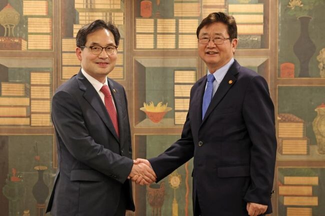 문화체육관광부 박보균 장관과 공정거래위원회 한기정 위원장은 20일 오후 4시, 국립중앙박물관에서 간담회를 열고 콘텐츠 분야의 불공정 관행을 개선하기 위해 양 부처의 소통과 협업을 강화하기로 했다.