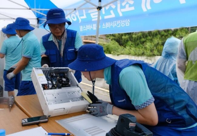 지난 7월19일 충남 공주에서 삼성전자서비스 임직원이 수해 지역 피해 주민들을 위해 가전제품 특별 점검을 진행하고 있다.&nbsp;