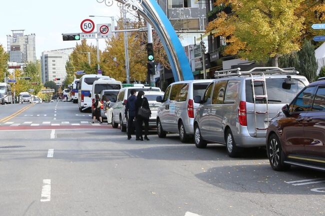 행정안전부는 인도 불법 주&middot;정차 주민신고 전 지자체 확대 시행으로 1개월간 운영되었던 계도기간이 끝남에 따라 오는 8월1일부터는 인도 불법 주&middot;정차에 대한 과태료가 부과된다고 밝혔다.