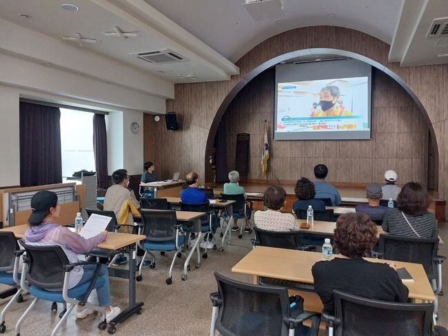 고독사 위험군 전담 돌보미가 직무 교육을 받고 있다.