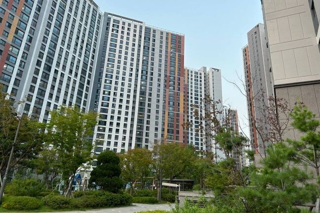국토교통부는 층간소음 관계기관 간 소통강화 및 공동 협력을 위해 산&middot;학&middot;연&middot;관 10개 기관이 공동으로 참여하는 '층간소음 정책협의체'를 구성하고, 오는 7월27일 첫 회의를 개최한다고 밝혔다.
