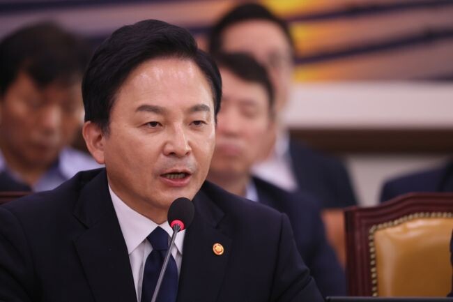 희룡 국토교통부 장관이 26일 오전 서울 여의도 국회에서 열린 국토교통위원회 전체회의에서 서울-양평 고속도로 사업과 관련한 의원들의 자료요청 질의에 답하고 있다.&nbsp;